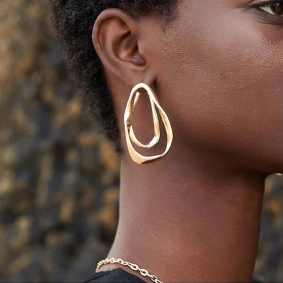 Jewelry - NWT Gold oval earrings